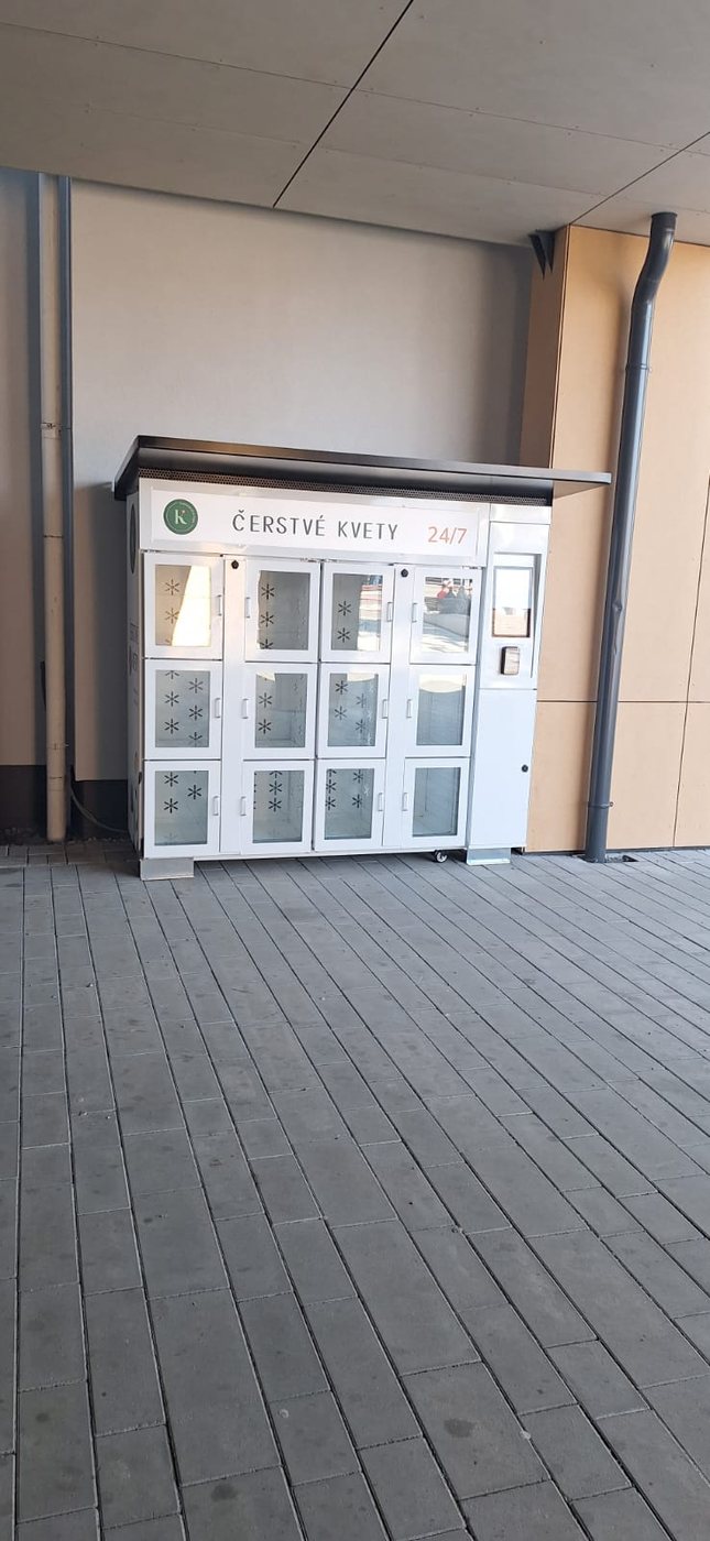 Kata virágautomata tető alatt, friss virág 24/7