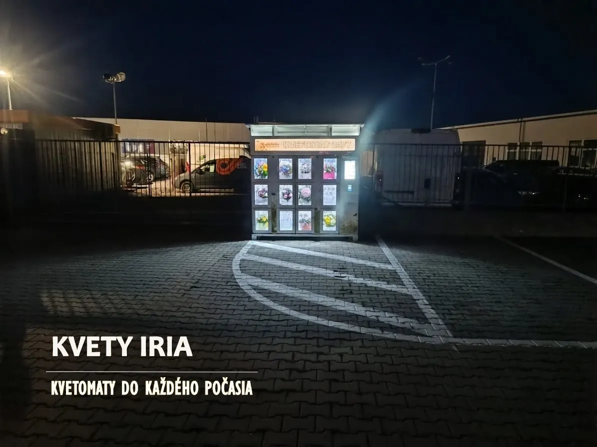 Kültéri virágautomata éjszakai fényben